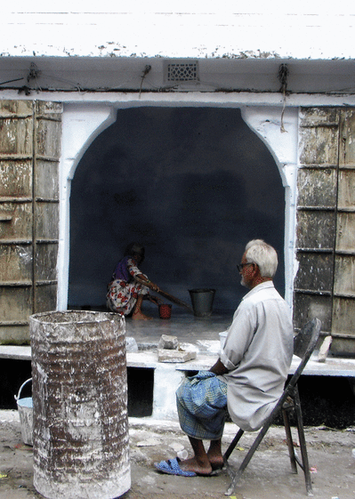 Indien assis sur une chaise